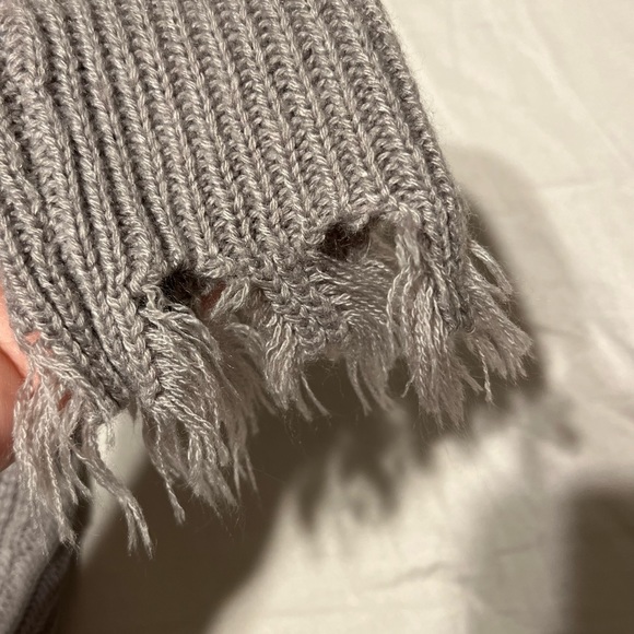 ~ IN EXCELLLENT CONDITION, NO HOLES/RIPS/STAINS/WASH WEAR ~  SIZE S V-NECK - Picture 3 of 4